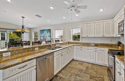 Independence Square Condo | Experience Blue Moon IRB: Gulf View, Pool & Spa Amenities