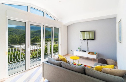 Trnbusi House | In the hinterland of Omis you will find this stylishly furnished, extremely spacious vacation home w