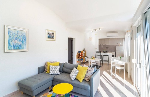 Trnbusi House | In the hinterland of Omis you will find this stylishly furnished, extremely spacious vacation home w