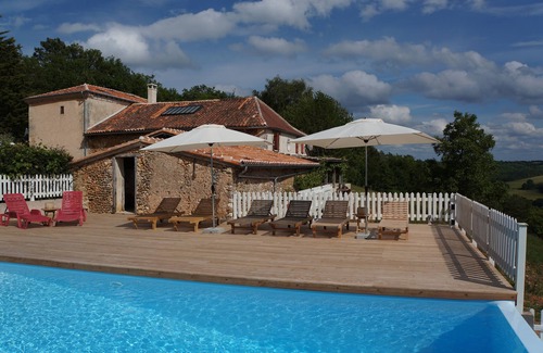 Manzac-sur-Vern House | Serene Retreat Amid Nature with Pool and Pet-Friendly Perks