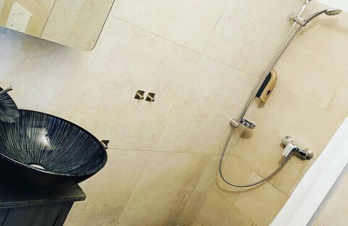 Innere Stadt Apartment | Prime Location for Events in Linz-Landstrasse with Spa