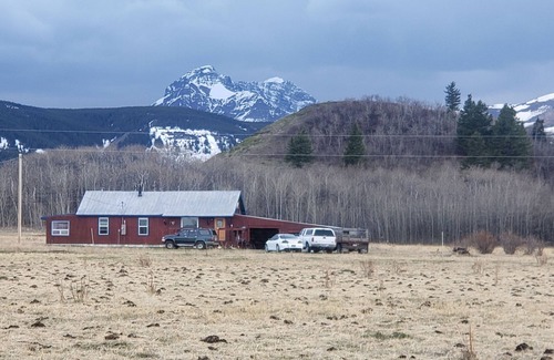 Star House | Experience Glacier Bliss: Pet-Friendly Stay with Breakfast