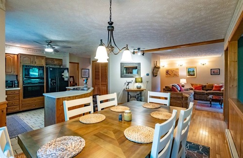 Timberline House | Elegant Getaway at In The Pines with Spa & Hot Tub