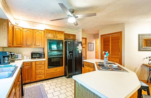 Timberline House | Elegant Getaway at In The Pines with Spa & Hot Tub