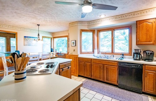 Timberline House | Elegant Getaway at In The Pines with Spa & Hot Tub