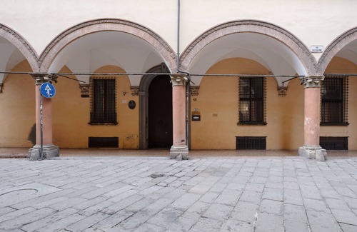 Historic Center Apartment | Discover Comfort in the Shadow of the Two Towers