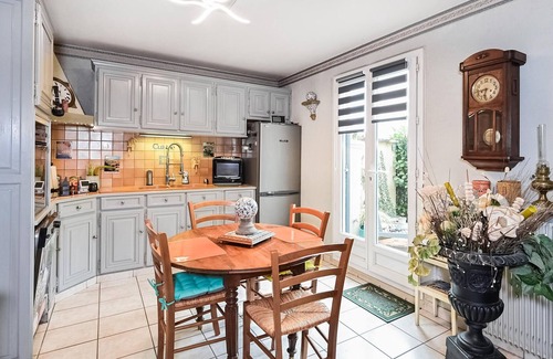 Villenoy House | Family-Friendly Getaway with Pool and Spa Amenities