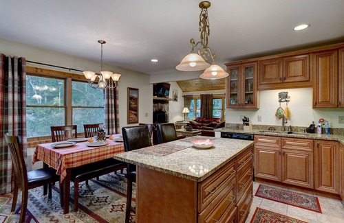 Highlands House | Peaceful Retreat in Town with Wi-Fi & Pool Access
