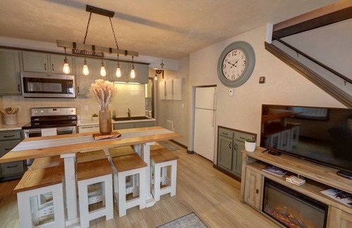 Red River Cabin | Riverfront Retreat: Guest Rated 10/10 & Family Friendly