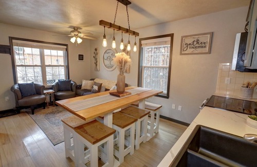 Red River Cabin | Riverfront Retreat: Guest Rated 10/10 & Family Friendly