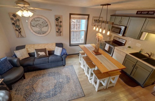 Red River Cabin | Riverfront Retreat: Guest Rated 10/10 & Family Friendly
