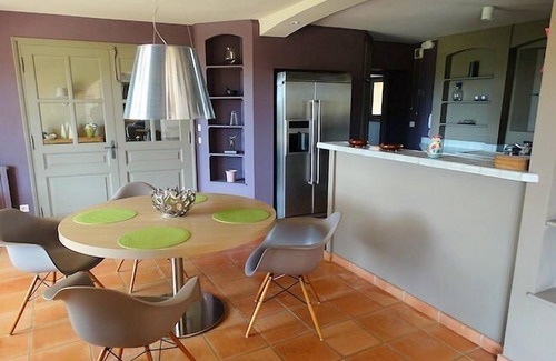 Violes House | In Violès, Vaucluse, exceptional vacation home, air-conditioned, heated pool.