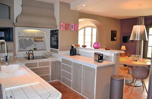 Violes House | In Violès, Vaucluse, exceptional vacation home, air-conditioned, heated pool.