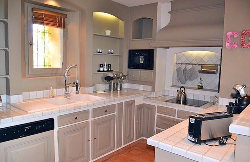 Violes House | In Violès, Vaucluse, exceptional vacation home, air-conditioned, heated pool.