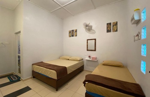 Penyabong House | Family-Friendly Inap Penyabong with Pool Access