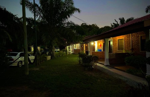 Penyabong House | Family-Friendly Inap Penyabong with Pool Access