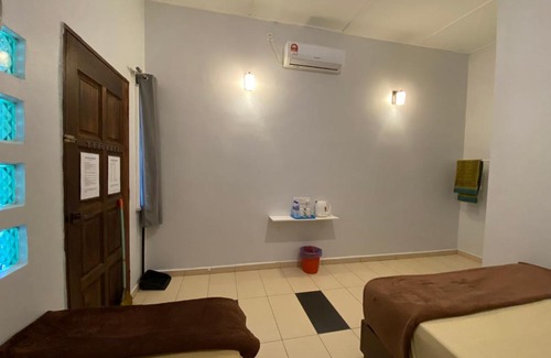 Penyabong House | Family-Friendly Inap Penyabong with Pool Access