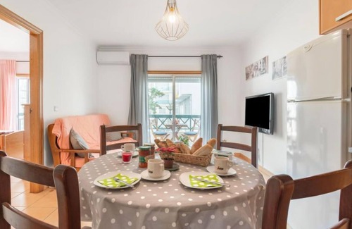 Vila Real Santo Antonio Apartment | Cozy Retreat at Inara & Mayra's Home with Ocean View