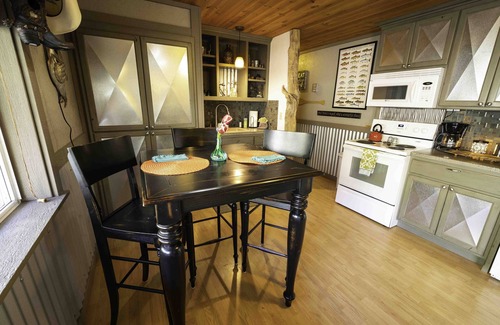 Riggins Apartment | Relax at Inbody Hideaway River Front with Spa & Pet-Friendly Perks