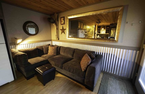 Riggins Apartment | Relax at Inbody Hideaway River Front with Spa & Pet-Friendly Perks