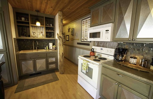 Riggins Apartment | Relax at Inbody Hideaway River Front with Spa & Pet-Friendly Perks