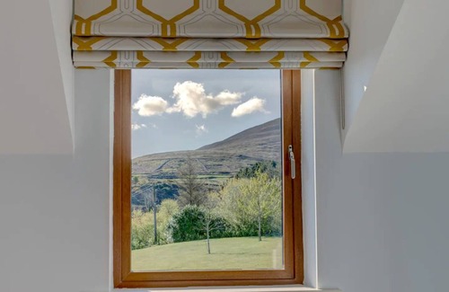 Banna House | Inch Beach Home: Family-Friendly Getaway with Breakfast