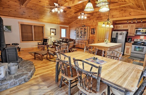 Warrensville Cabin | Incommunicado: Cozy Cabin with Hot Tub & Pool Table