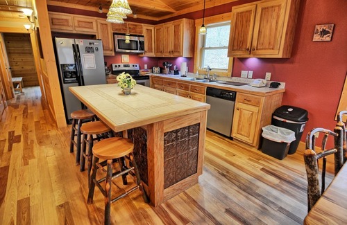Warrensville Cabin | Incommunicado: Cozy Cabin with Hot Tub & Pool Table