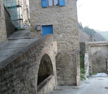 Serra San Quirico House | Charming Incontro: Where Daylight Fades into Night