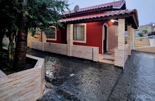 Jardim Praia Grande House | Inviting Retreat with Pool and Wi-Fi in Mongaguá/SP