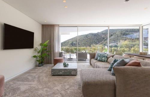 Ojen Apartment | Elegant Oceanfront Apartment in Palo Alto - 4 Star Stay