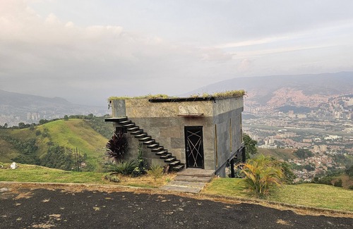 Medellin House | Incredible Medellín Views with Spa & Pet-Friendly Amenities