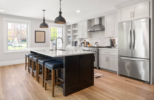 Andover Apartment | Breathtaking 3 Bedroom Retreat with Ocean View & Kitchen