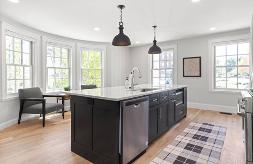Andover Apartment | Breathtaking 3 Bedroom Retreat with Ocean View & Kitchen