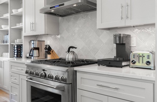 Andover Apartment | Breathtaking 3 Bedroom Retreat with Ocean View & Kitchen