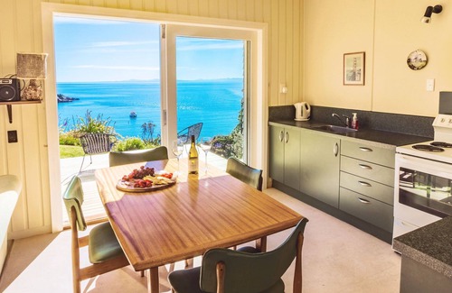 Kaiteriteri Cottage | Unforgettable Bay Views at Kaiteriteri Bach Retreat