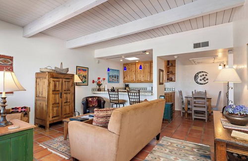 Northeast Santa Fe Hotel | Prime Downtown Fort Marcy Condo with Pool and Spa Amenities