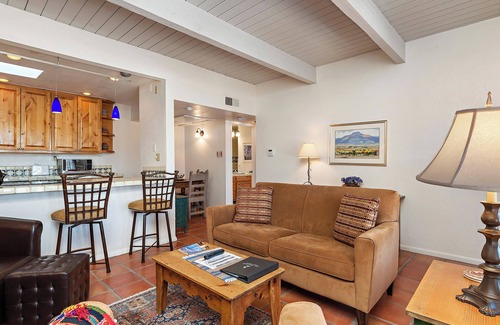 Northeast Santa Fe Hotel | Prime Downtown Fort Marcy Condo with Pool and Spa Amenities
