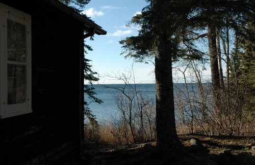 Tofte Cabin | Unique Hand-Hewn Log Cabin with Lake View and Spa