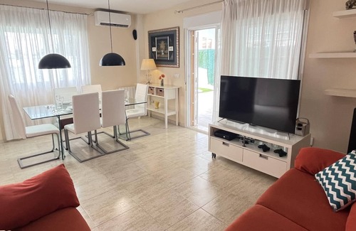 Coveta Fuma Cottage | Relaxing 3-Bedroom House with Private Spa and Pool