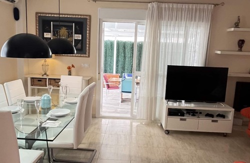 Coveta Fuma Cottage | Relaxing 3-Bedroom House with Private Spa and Pool