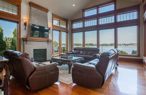 Bellingham House | Incredible Lakefront House With Dock