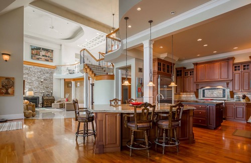 Bellingham House | Incredible Lakefront House With Dock