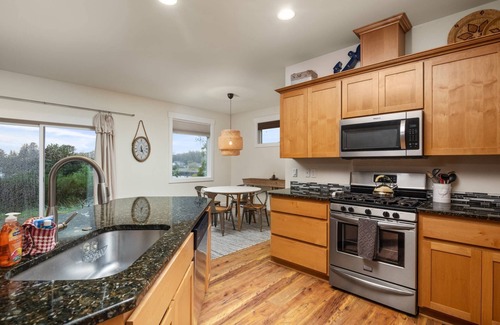 Warrenton House | Modern Lakeview Retreat with Fire-Pit and BBQ Amenities