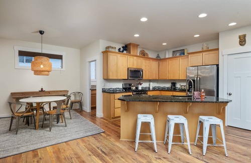 Warrenton House | Modern Lakeview Retreat with Fire-Pit and BBQ Amenities