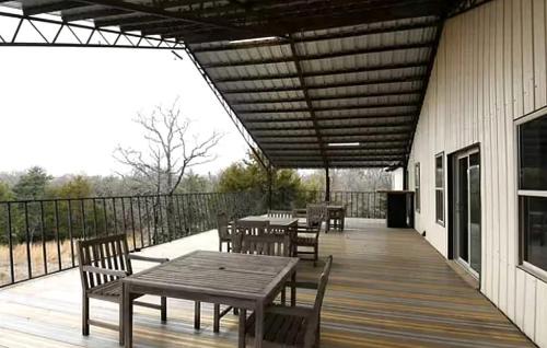 Cookson House | Incredible Spacious Rental with Fantastic Activities for an Unforgettable Family Adventure by the Lake in Cookson, Oklahoma