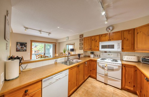 East Kootenay House | Inviting Ski-In/Ski-Out Townhome with Family-Friendly Perks