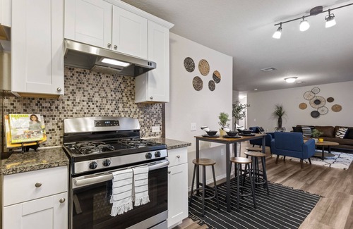 Southside House | Unforgettable Stay with Fast Wifi & Pool Access