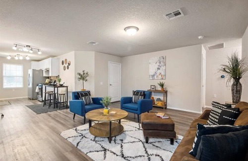 Southside House | Unforgettable Stay with Fast Wifi & Pool Access
