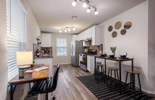 Southside House | Unforgettable Stay with Fast Wifi & Pool Access